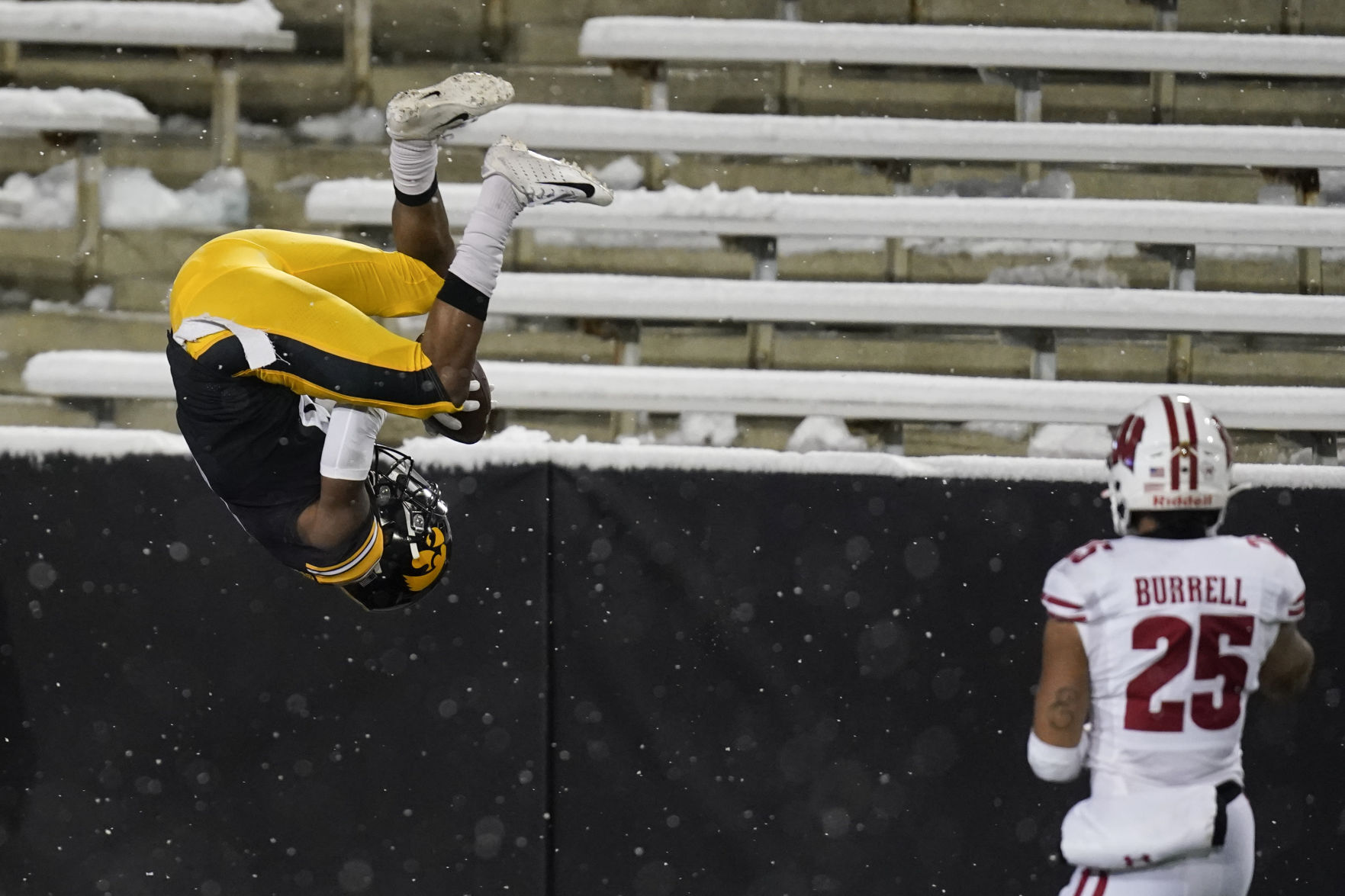 Hawkeyes 28, Badgers 7